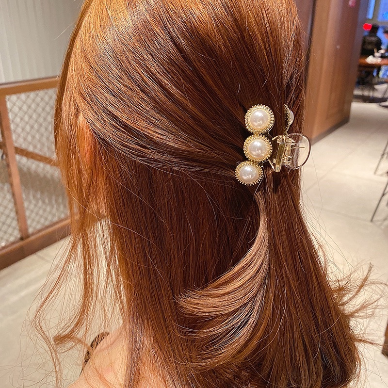 Kẹp càng cua đính ngọc trai tiểu thư phong cách Hàn Quốc