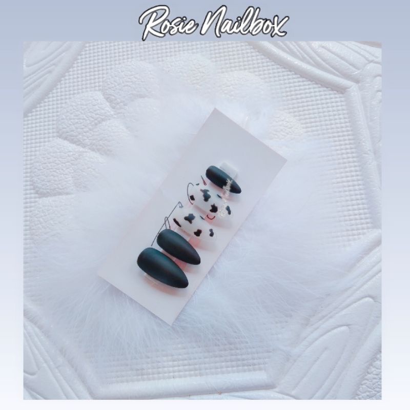 Móng giả màu đen hoạ tiết bò sữa đơn giản thanh lịch