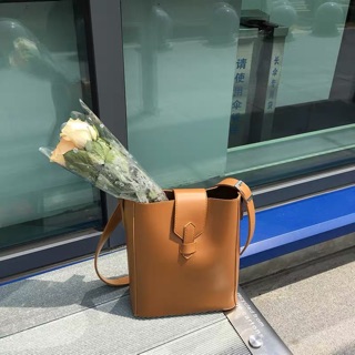 Túi đeo chéo nắp cài mũi tên p035.220