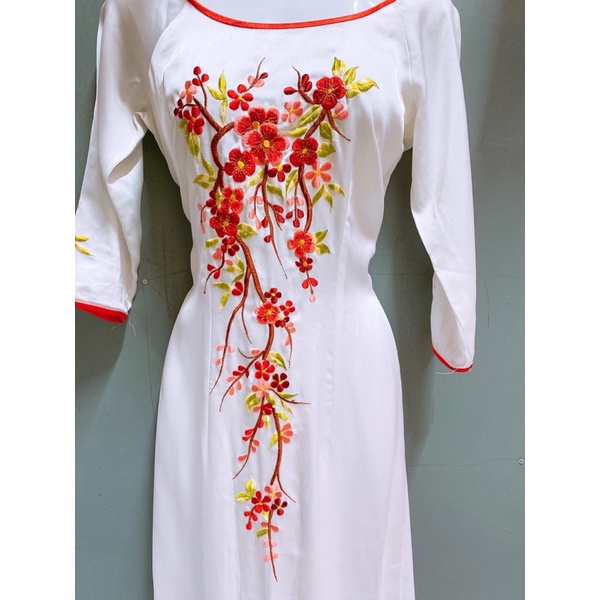Áo dài lụa trắng thêu hoa đào cổ tròn