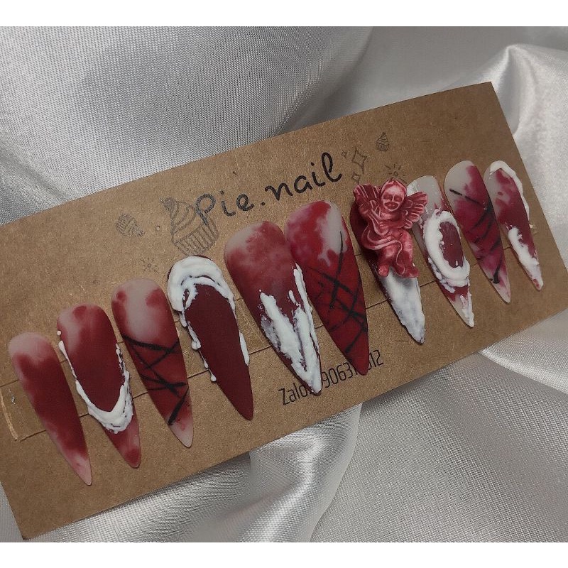 Nailbox nhọn dài loang vân đỏ, đính charm thiên thần