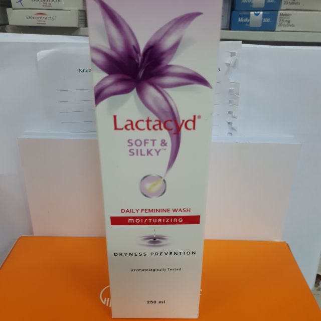 Dung dịch vệ sinh nữ Lactacyd soft & silky (250ml)