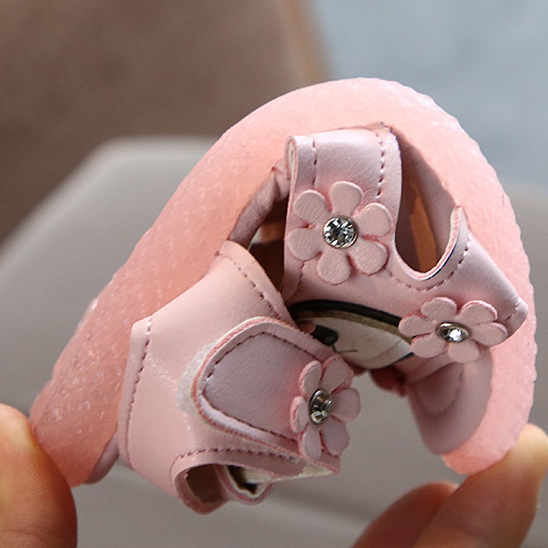 Giày Sandal Có Đèn Led Chống Trượt Cho Bé