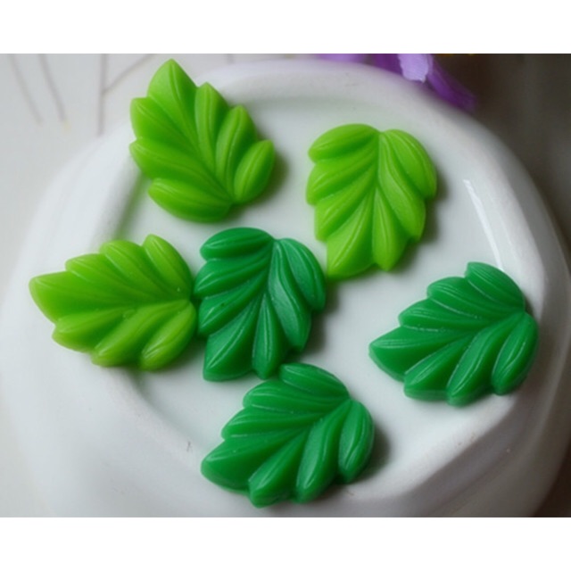 Charm hình chiếc lá
