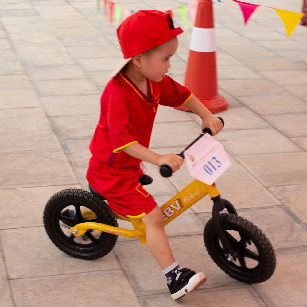 Xe thăng bằng Em Bé Vàng xe chòi chân giúp bé ham vận động phát triển thể chất tối ưu