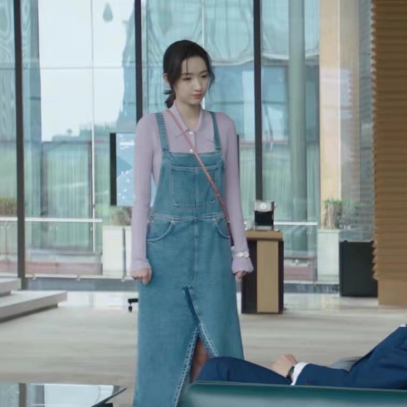 Nguyên set áo tay dài và váy yếm VƯƠNG NGỌC VĂN trong phim Chỉ Là Quan Hệ Hôn Nhân