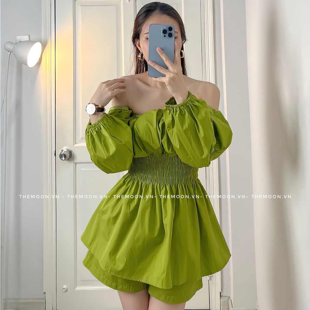 Set đồ nữ đi chơi gồm quần short lưng chun và áo kiểu trễ vai có kèm mút ngực