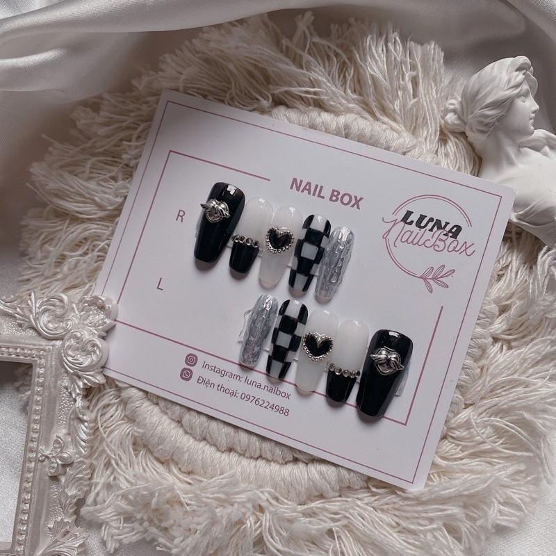 Móng giả thiết kế theo size tay đen charm tim cá tính