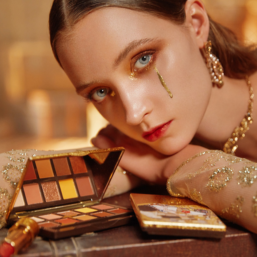 Bảng Phấn Mắt Carslan X Klimt 10 Màu Tông Nhũ Phiên Bản Giới Hạn 12g | BigBuy360 - bigbuy360.vn