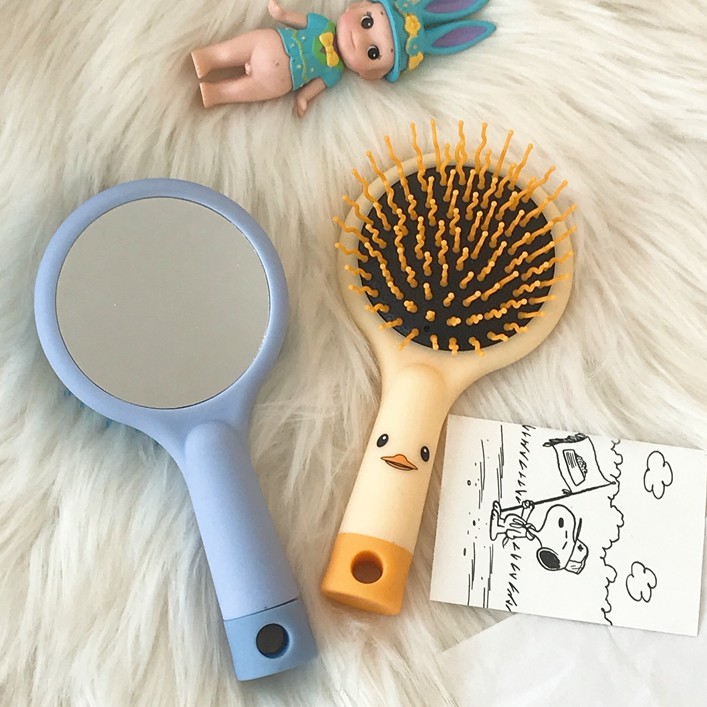 Lược Gỡ Tối Tóc Nhiều Màu Kèm Gương Có Cán Siêu Xinh Tiên Lợi Dành Cho Các Bạn Nữ