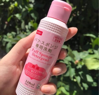 Nước giặt cọ và mút trang điểm Daiso