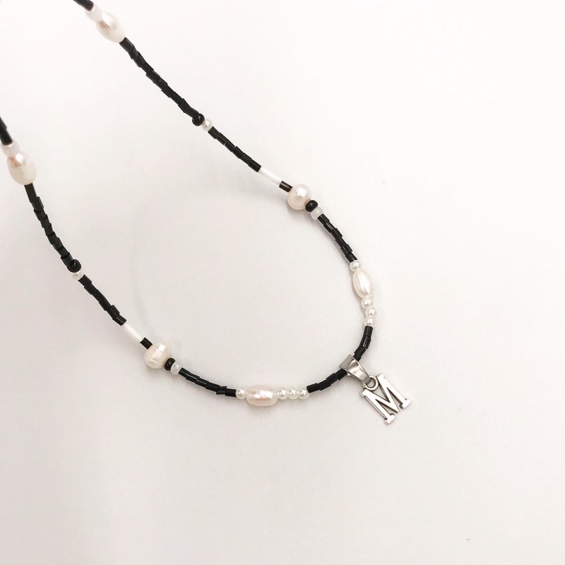 Dây Chuyền Chữ Cái Charm Tên Cườm Đen Ko Đen Gỉ