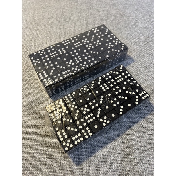 Xúc xắc màu đen cạnh vuông chơi các loại game và dice stacking