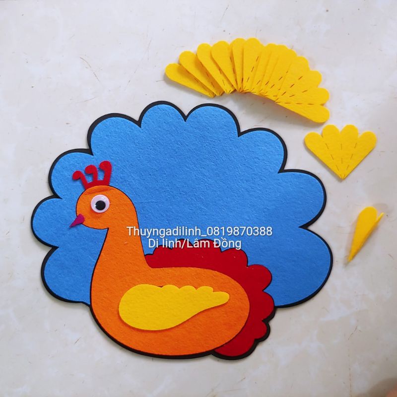 Bảng nêu gương bé ngoan cắm cờ vải nỉ mầm non, 1 con công cao 26cm