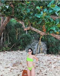 Bikini xanh neon