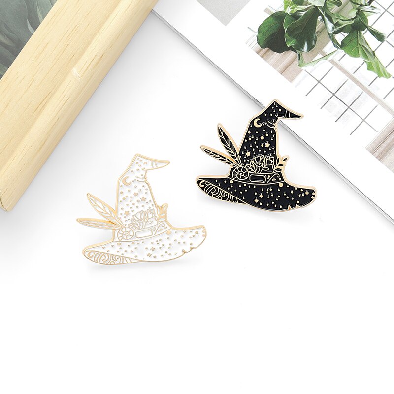 Ghim cài áo hình mũ phù thủy màu trắng/ đen phong cách gothic thời trang