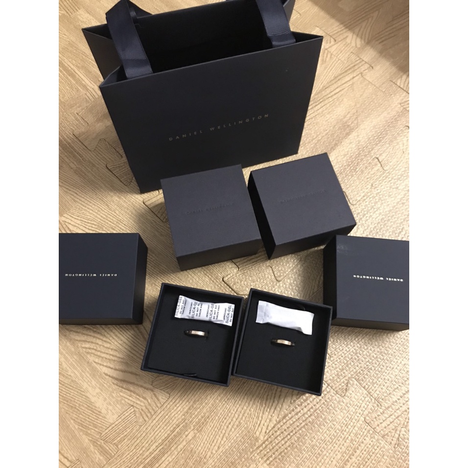 Hộp đựng nhẫn và vòng dw đầy đủ phụ kiện