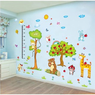 Decal dán tường đo chiều cao cho trẻ hình gấu và cây táo
