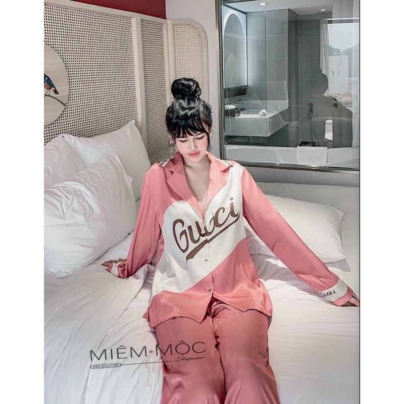 Pijama đồ bộ chất lụa xước độc đáo như có ánh kim trên nền vải tông màu trầm kết hợp với hoa văn cổ điển sang trọng