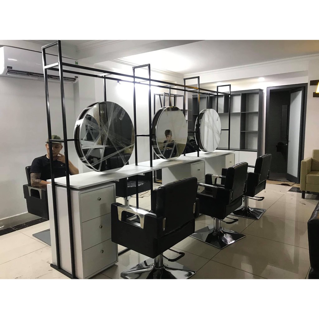 Gương cắt tóc đẹp tròn đặt giữa Salon tóc