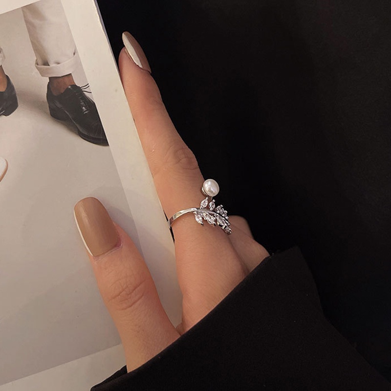 Nhẫn Hở Hình Chiếc Lá Đính Đá Zircon JP5