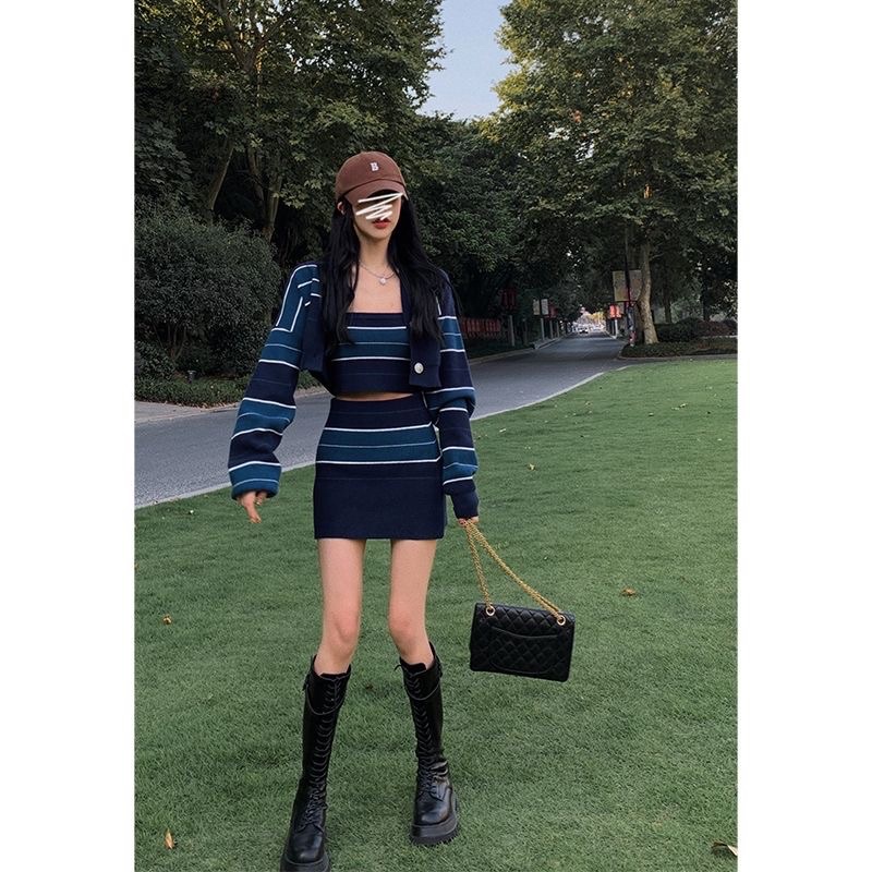 Set len 3 món gồm áo ống và chân váy ôm kèm áo khoác cardigan hoạ tiết sọc ngang