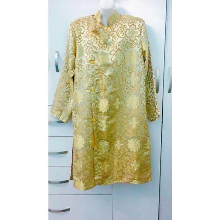 Thanh lý Áo Dài nam vải gấm phi màu vang .size L duoi 68kg