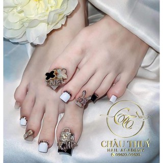 Charm lớn đính móng chân mã E