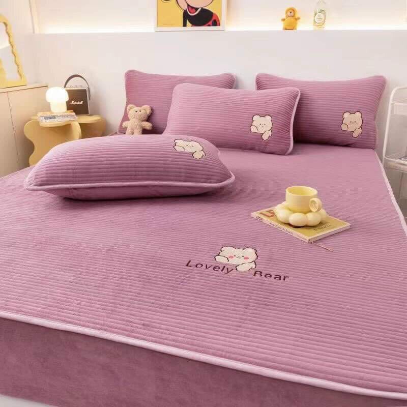 Bộ ga gối nỉ nhung Lovely bear mềm mượt thiết kế hiện đại gồm 1 ga chun 2mx2m2 và 2 vỏ gối nằm