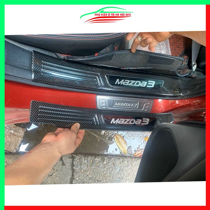 Ốp bậc cửa, nẹp bước chân Mazda 3 2015-2019 vân cacbon chống trầy bảo vệ trang trí xe