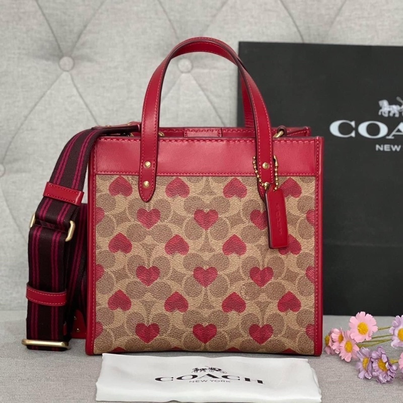 Sẵn sale Túi Coach tote 22 hoạ tiết tim