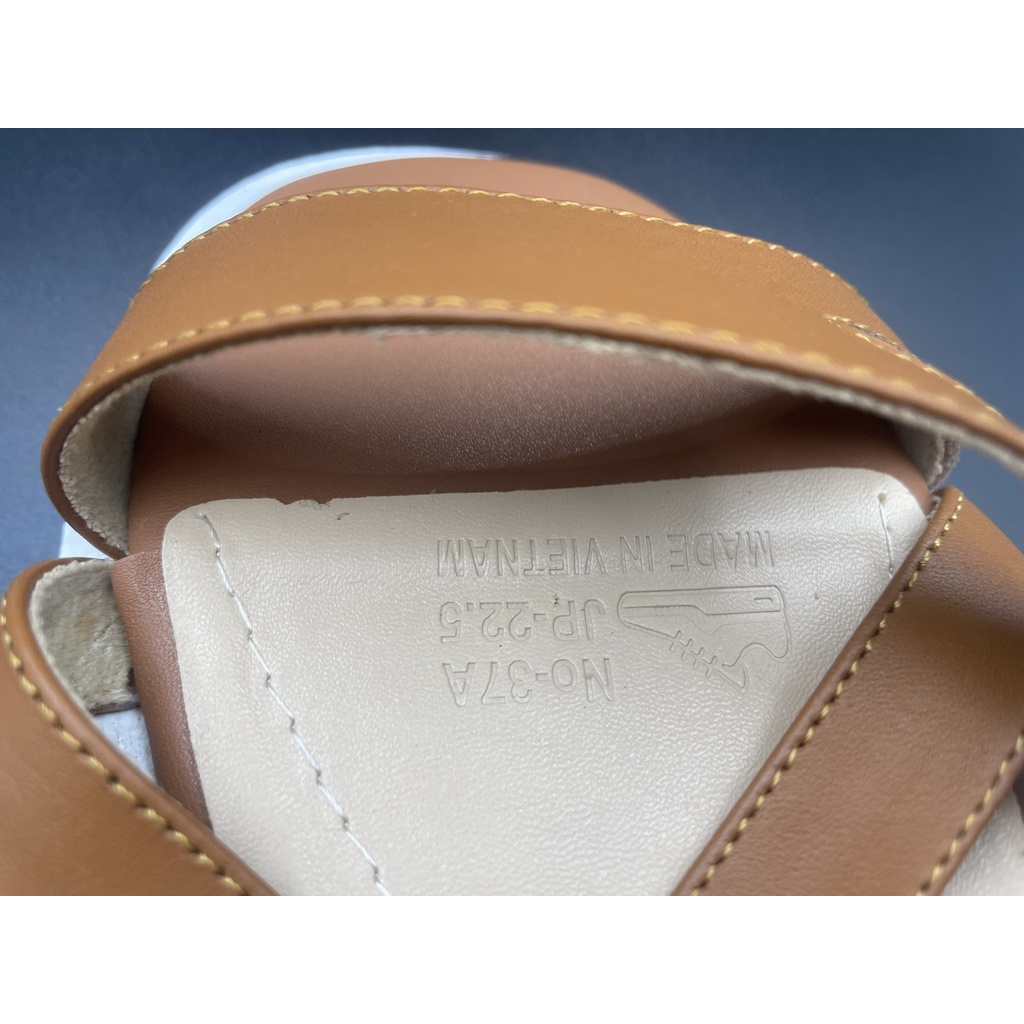 Sandal nữ xuất dư thương hiệu G.e.o.x quai da bò nguyên miếng, đế eva siêu mềm dẻo và êm ái.