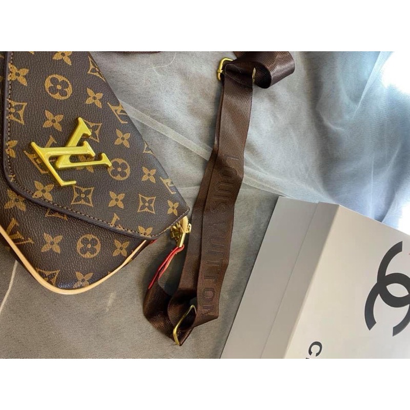 Túi đeo chéo họa tiết lv