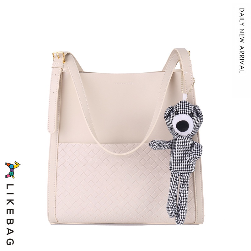 Túi đeo vai thời trang LIKEBAG vân chìm kèm móc gấu 225DJ0596 - LIBAGI