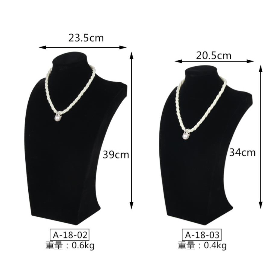 Tượng bán thân trưng bày đồ trang sức làm từ vải nhung và da sang trọng