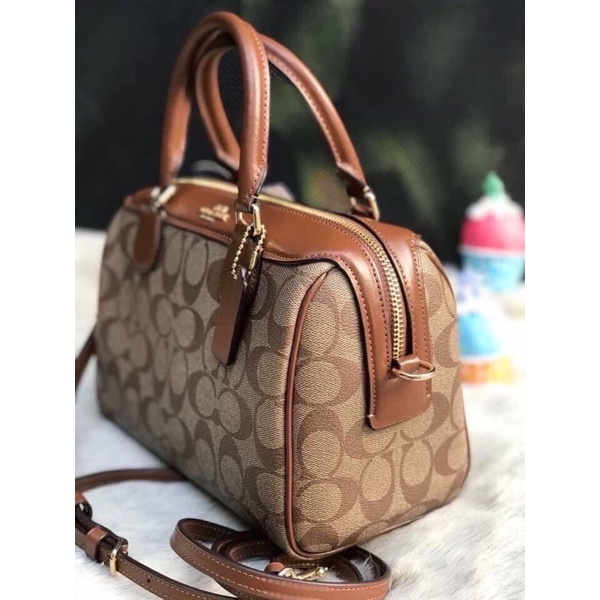 Túi C.oach trống mini logo