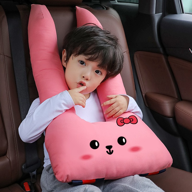 Gối ôm ngủ có chỗ luồn dây an toàn qua- dành cho trẻ và người lớn khi đi xe ô tô