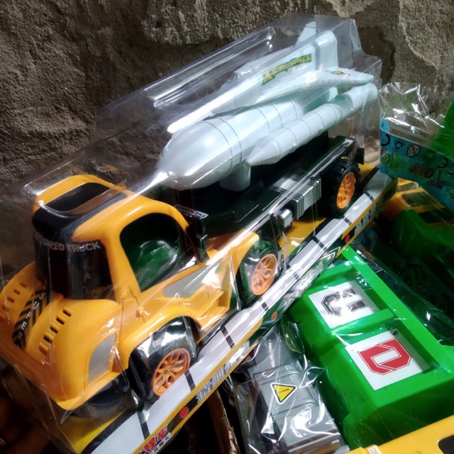 Đồ chơi ô tô chở tên lửa