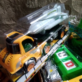 Đồ chơi ô tô chở tên lửa