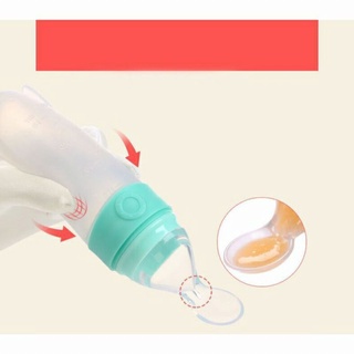 Bình tập ăn dặm silicone cho bé.
