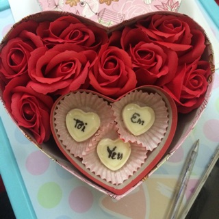 Hộp hoa hồng kèm socola