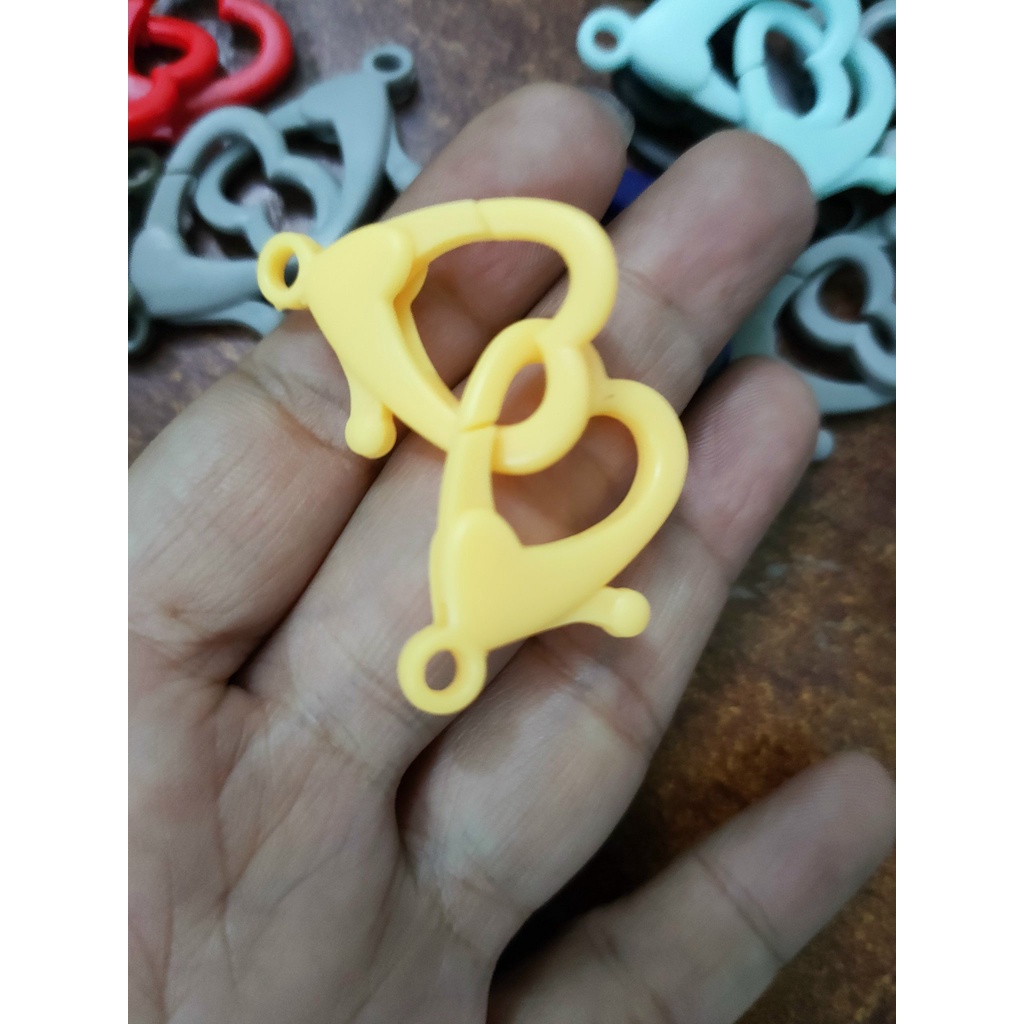 móc càng cua nhựa hình tim để làm dây khẩu trang, móc khoá handmade
