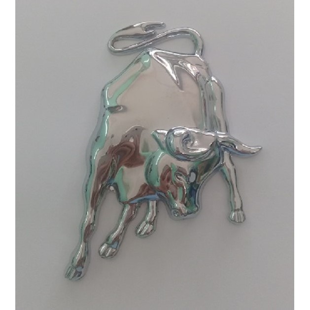 Logo hình con bò lambo màu bạc.