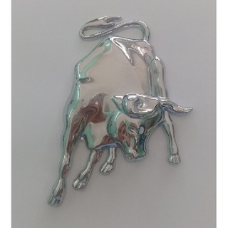 Logo hình con bò lambo màu bạc.