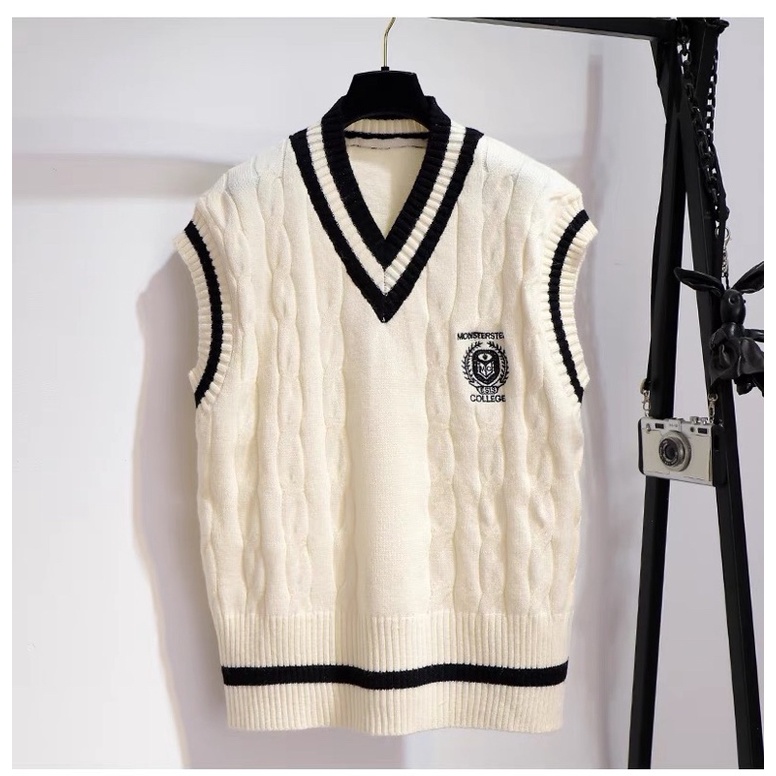 Đầm suông sơ mi trắng và áo len cộc tay