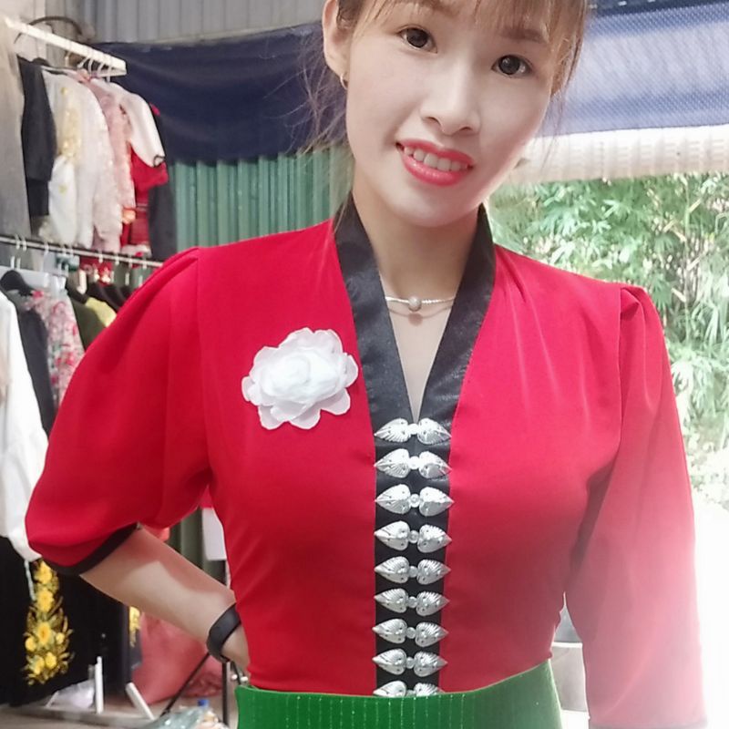 Áo Cóm cổ tim . lụa đỏ