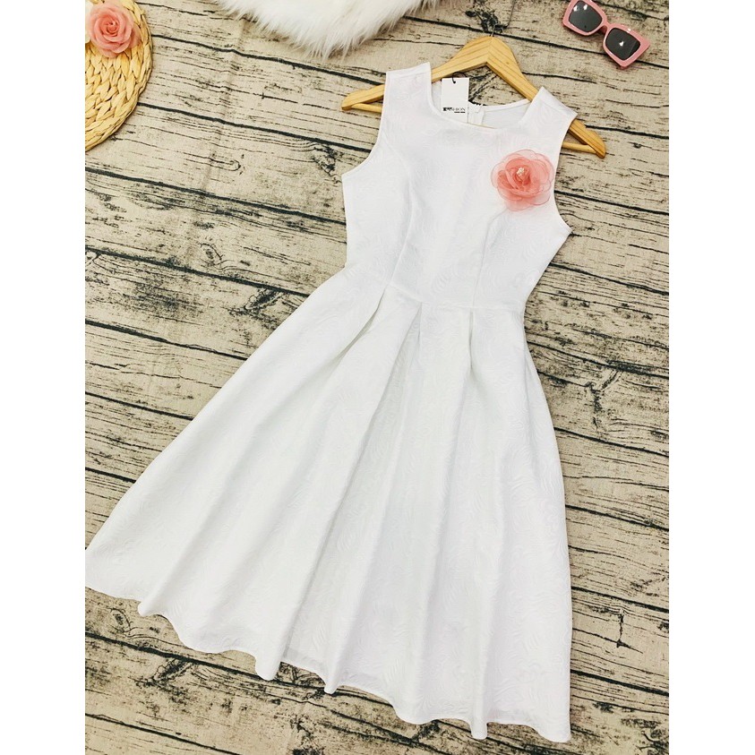 Đầm trắng gấm form suông chữa A xoè nhẹ cài hoa rời sang trọng, tinh tế phù hợp đi làm, đi chơi, đi tiệc
