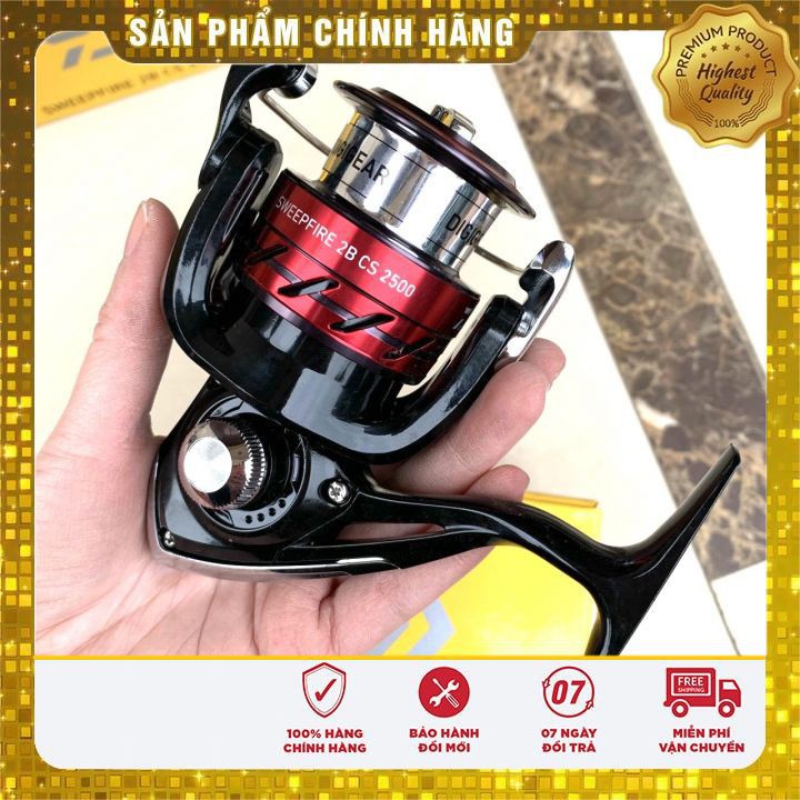 Máy Câu Cao Cấp DAIWA Sweepfire ĐỜI MỚI ĐEN ĐỎ ( TẶNG CƯỚC 300M ION TẢNG HÌNH )  Máy Câu Cá Siêu Bền 2500 - 5000