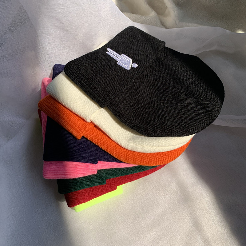 Nón len dệt kim 22094 thêu chữ phong cách hip hop đường phố dễ phối đồ cho nam khi chụp ảnh