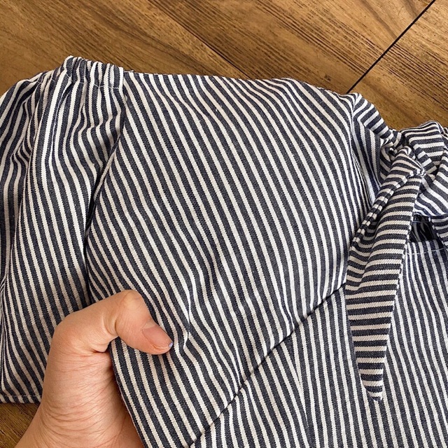 Đầm xinh mặc được 2 kiểu,trễ vai và bình thường, hoạ tiết sọc thắt nơ trước ngực và bo thun sau lưng